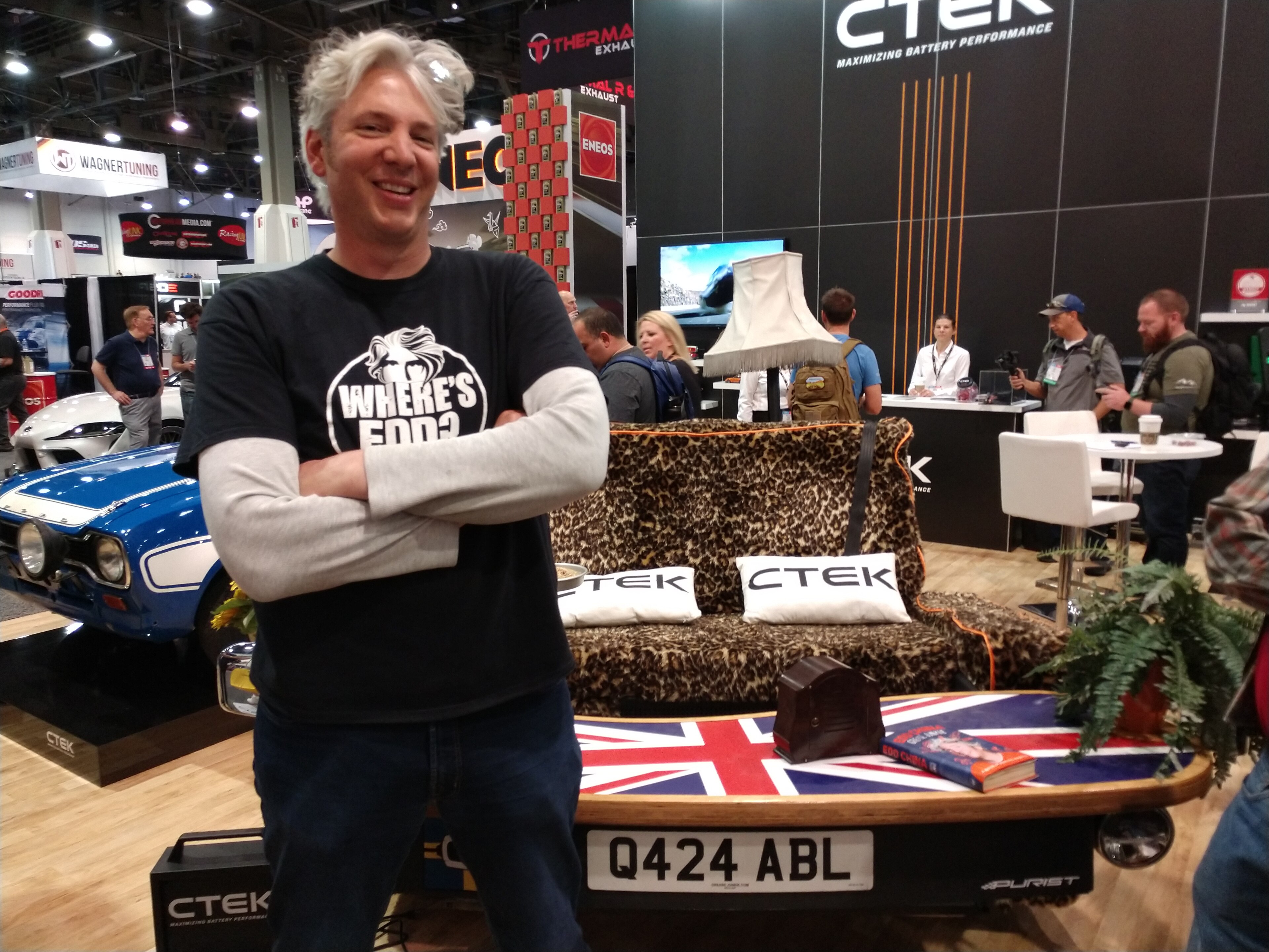 Edd China with the Casual Lofa at the CTEK booth, SEMA 2019. Historical event photograph; this does not announce a 2026 appearance. Photo: 293.xx.xxx.xx, via Wikimedia Commons. License: https://creativecommons.org/licenses/by-sa/4.0/ Wikimedia resized derivative, otherwise unaltered; image remains under this license. Source: https://commons.wikimedia.org/wiki/File:Edd_China_and_Casual_Lofa_SEMA_2019.jpg