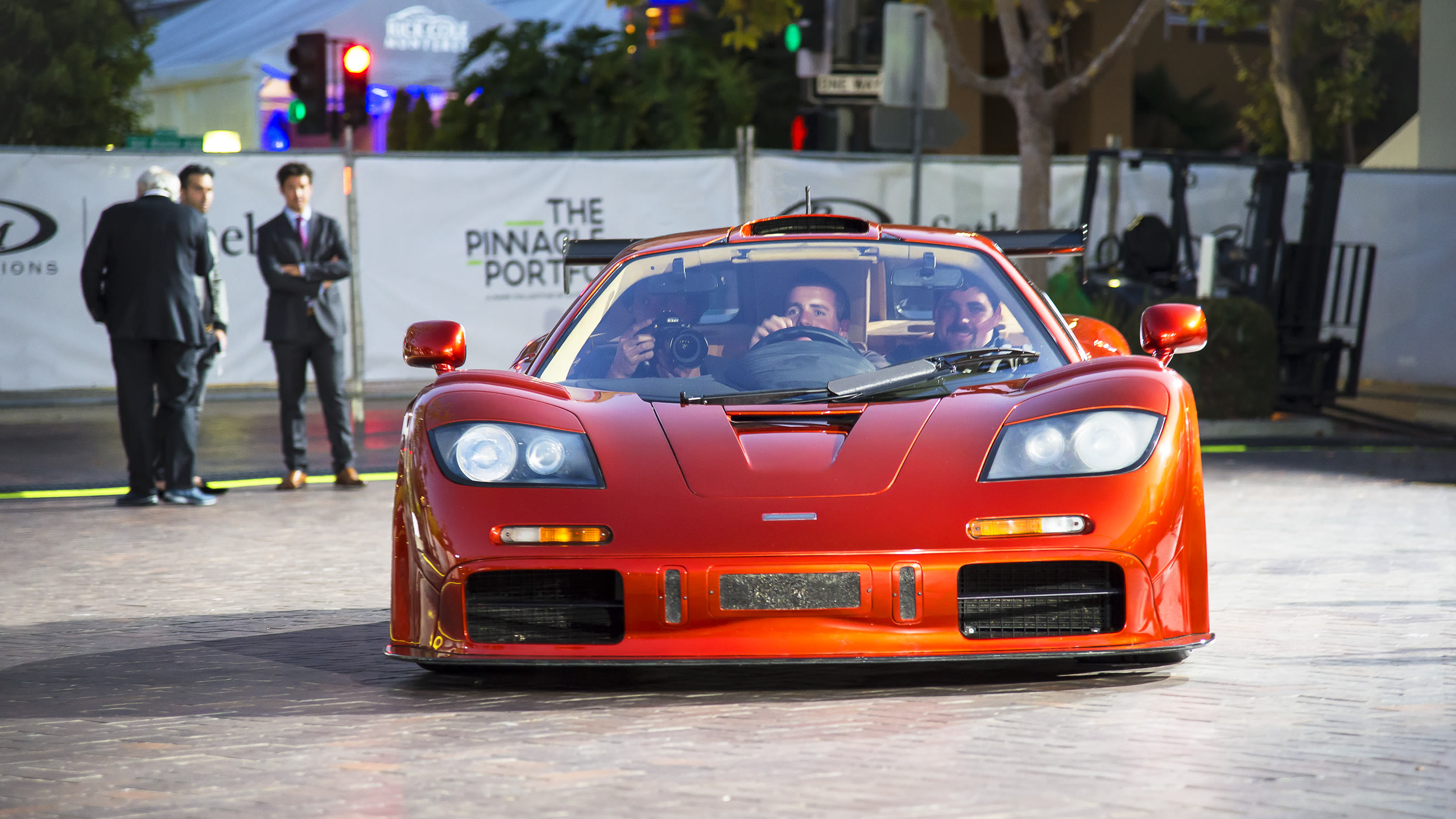 McLaren F1 with LM-specification upgrades, photographed at the RM Sotheby’s auction in August 2015. Historical illustration, not the F1 GTR chassis 10R sold in 2026. Photo: Axion23 / Wikimedia Commons, CC BY 2.0 (https://creativecommons.org/licenses/by/2.0/). Source: https://commons.wikimedia.org/wiki/File:McLaren_F1_with_LM_Spec_Upgrades_(20376195369).jpg . Resized and cropped to 16:9.