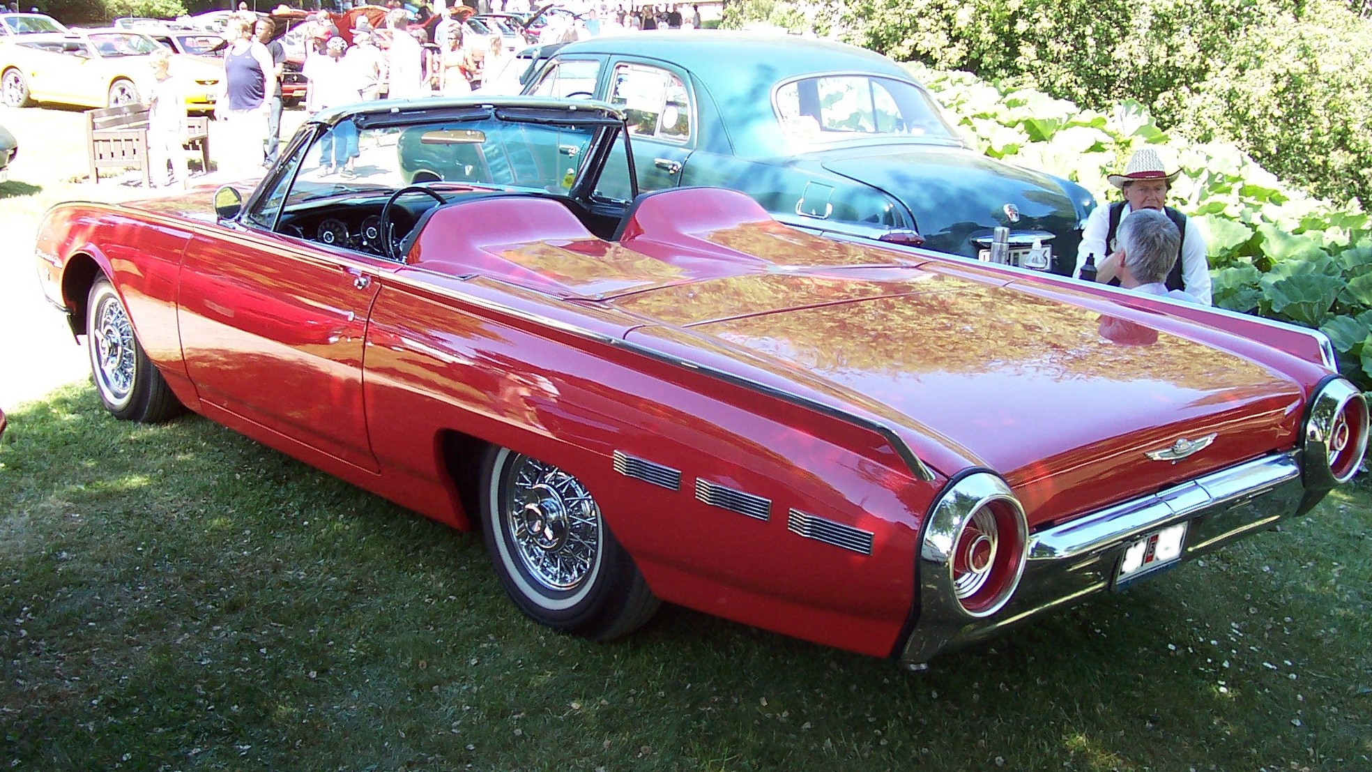 1962 Ford Thunderbird Sports Roadster, photographed June 8, 2008. Photo: Herranderssvensson / Wikimedia Commons, CC BY-SA 3.0 (https://creativecommons.org/licenses/by-sa/3.0/). Source: https://commons.wikimedia.org/wiki/File:1962_Ford_Thunderbird_Sports_Roadster.jpg. Cropped to 16:9; image remains under this license.